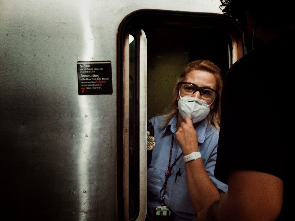 Un conductor de transporte público de la MTA mirando desde la cabina de un tren subterráneo